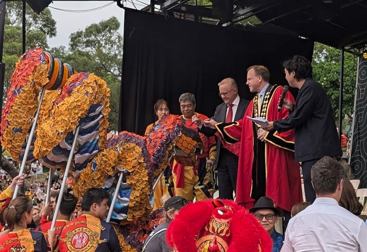 总理安东尼・阿尔巴尼斯为龙点睛 (摄影:Helen Yu).jpg