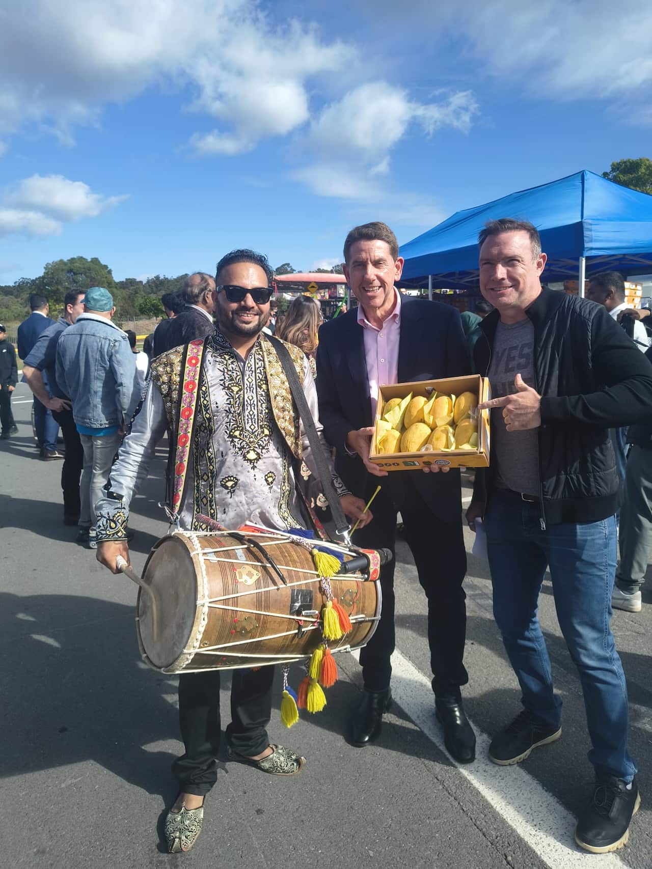Deputy Opposition Leader Queensland with Pakistani Mangoes 