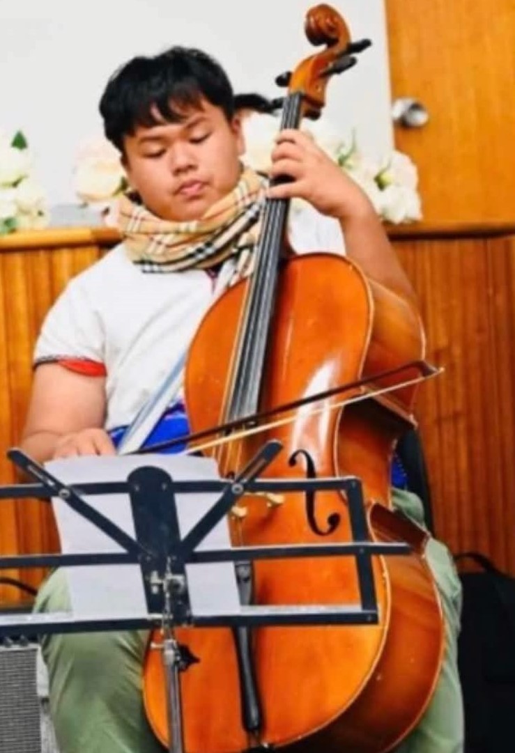 Hteepoe playing Cello