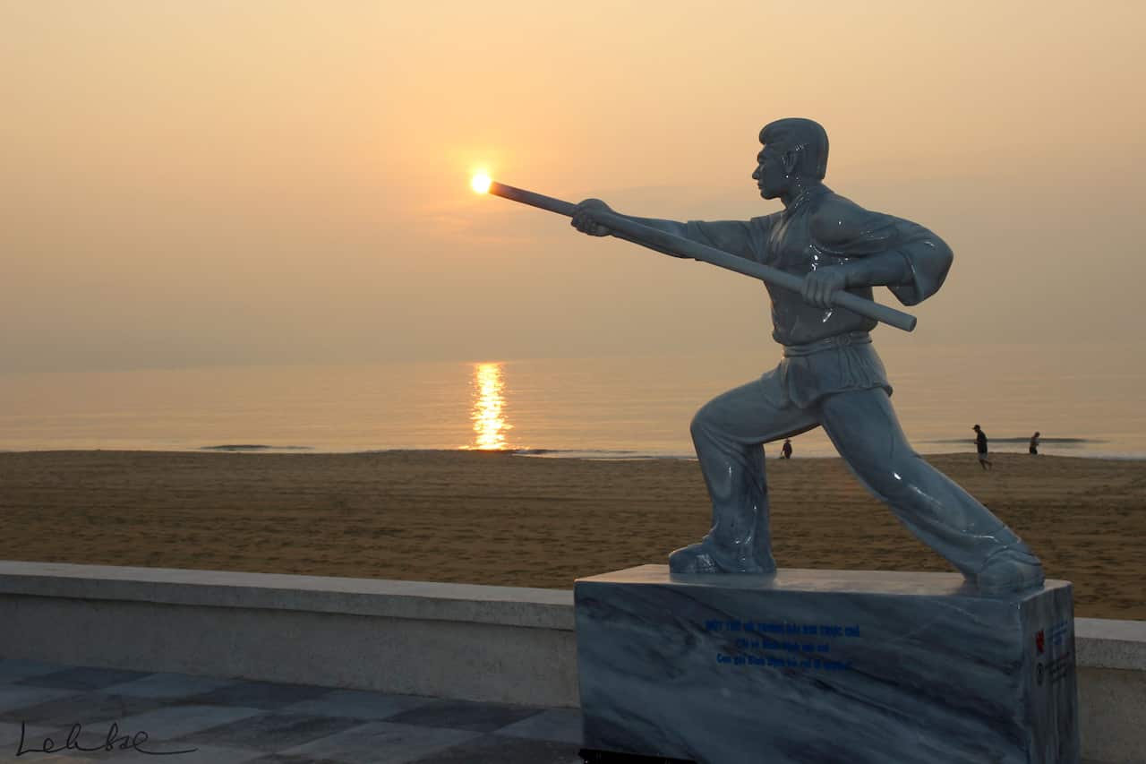 Martial-arts-statue,-Quy-Nhon-beach,-1500px.jpg