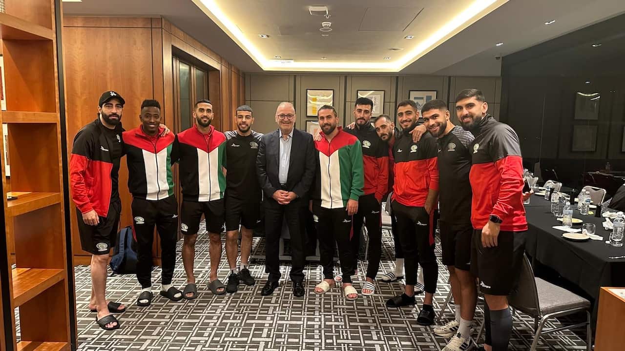 Izzat AbdelHadi with palestinaian League.jpg