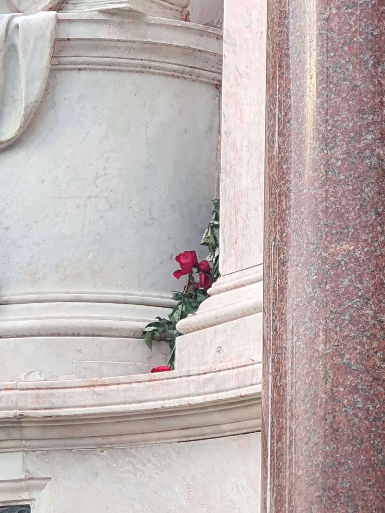 rose laid on queen victoria statue.jpg