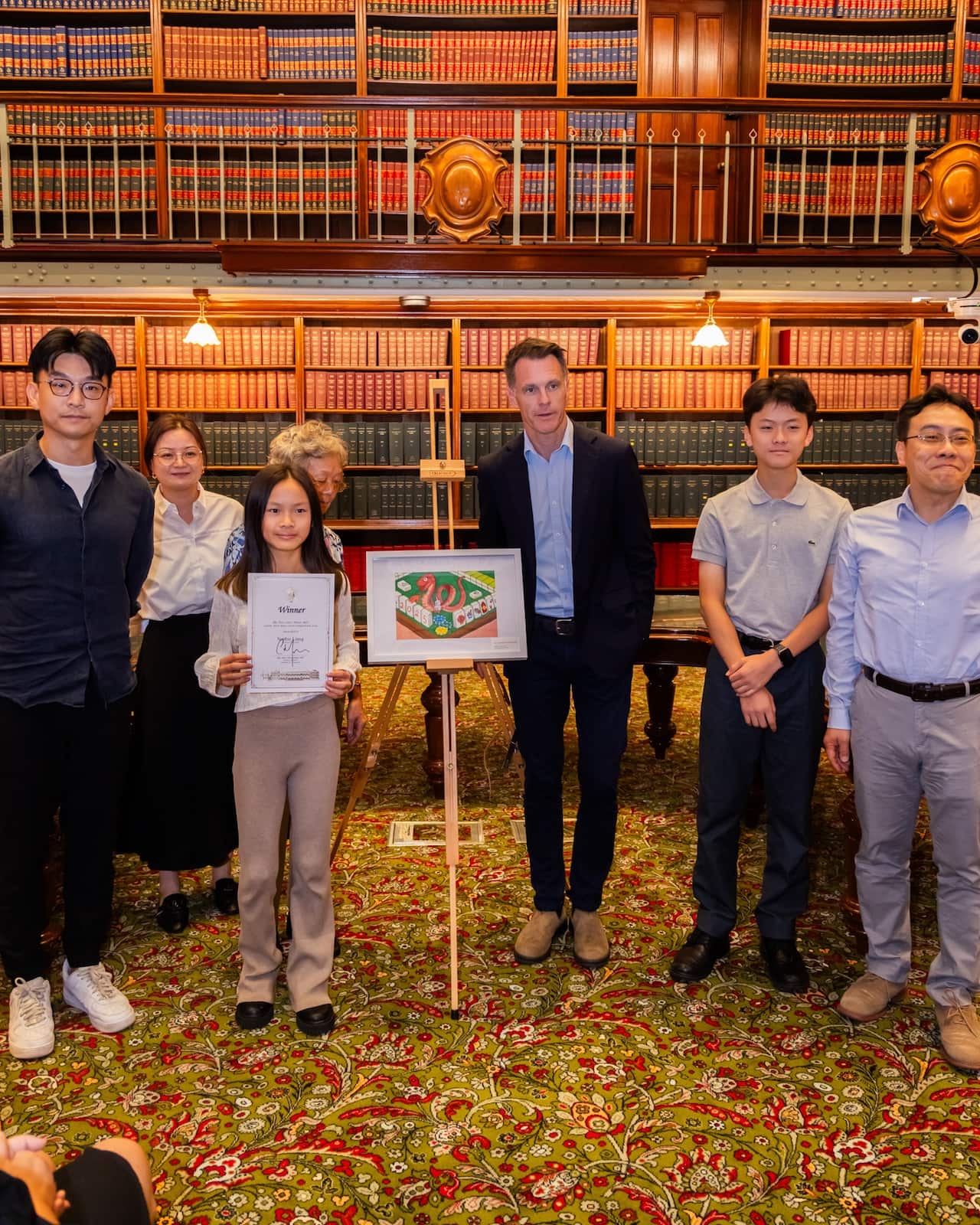 小学组冠军Sophie Liang和评委刘大鹏、州长合影.jpeg