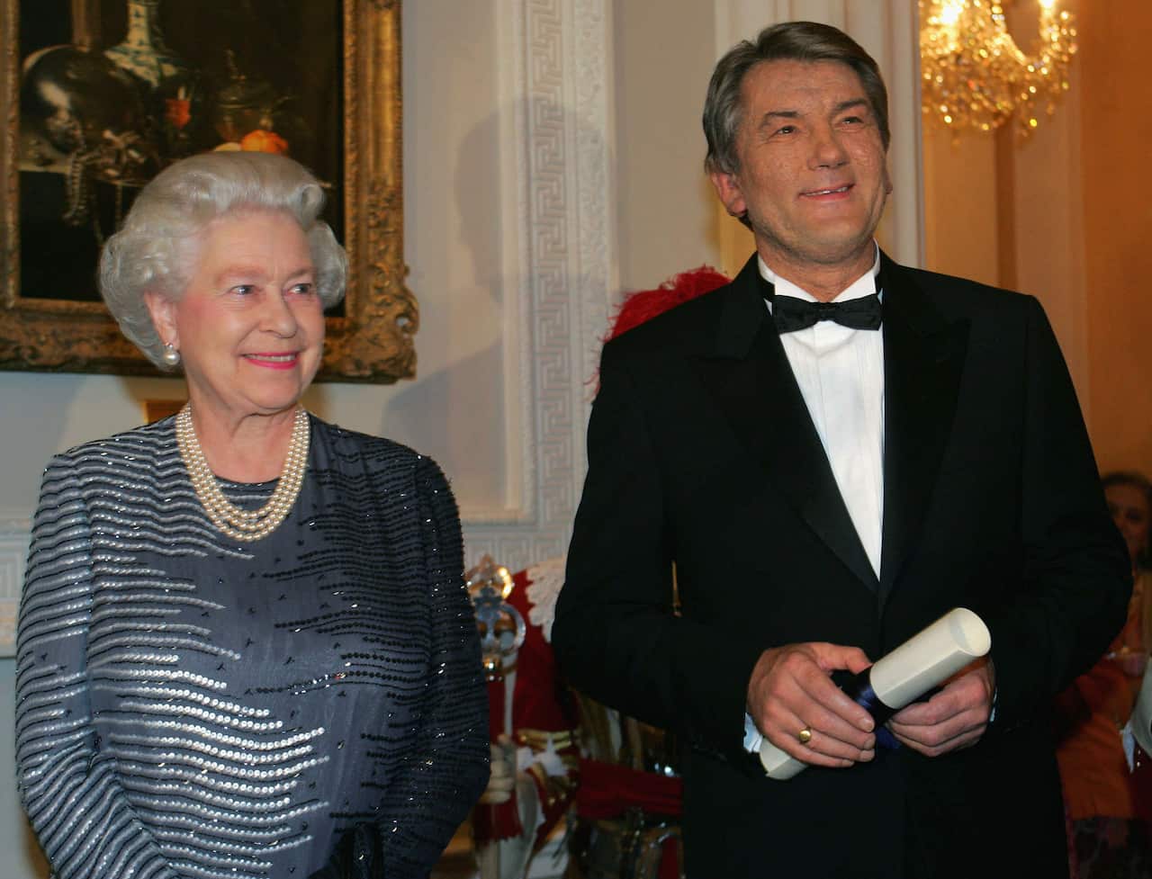 QE2 Queen Elizabeth Presents Ukranian President Victor Yushchenko With The Chatham House Award
