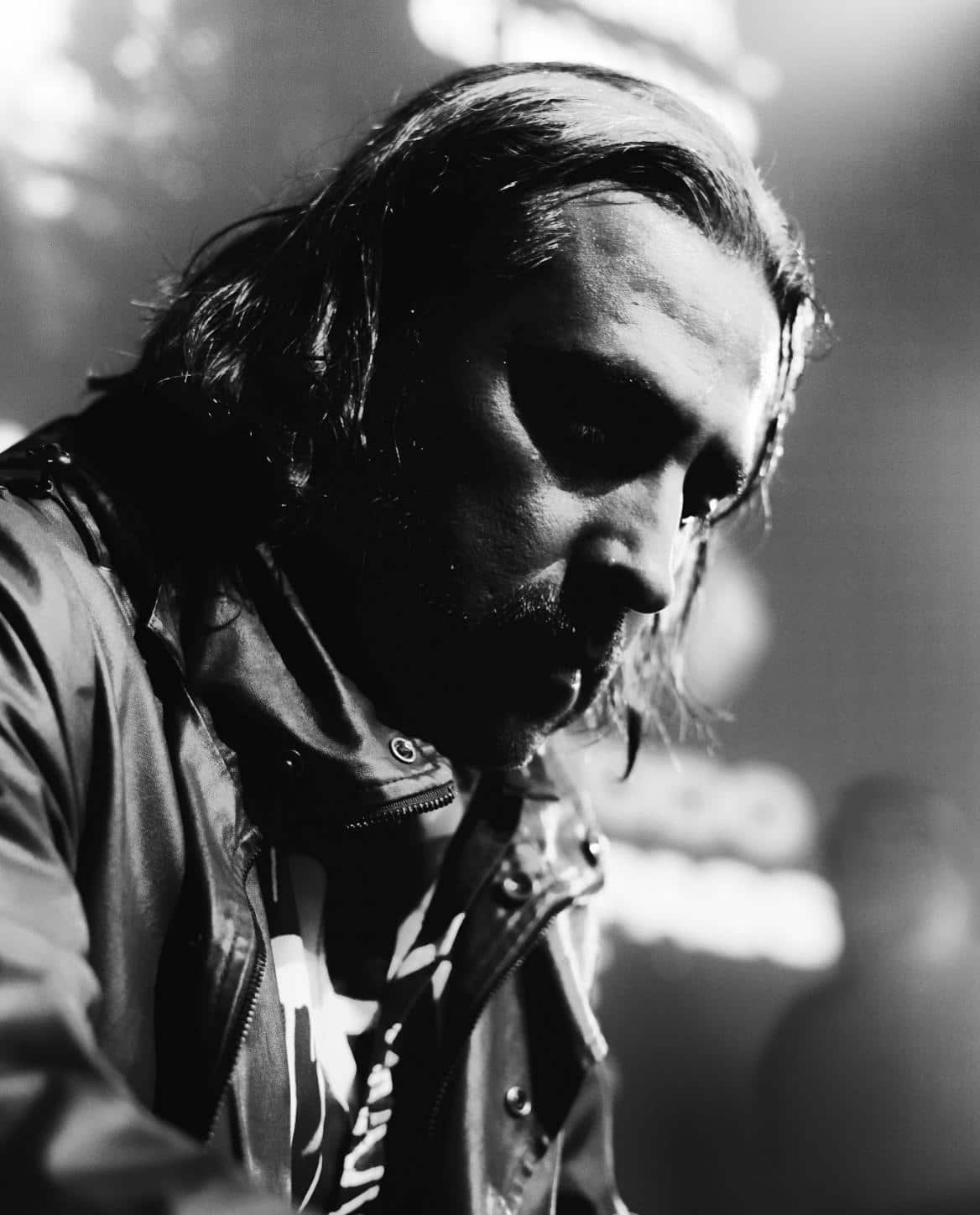 Juan Manrique reside en Brisbane, desde donde contribuye a la escena musical australiana.