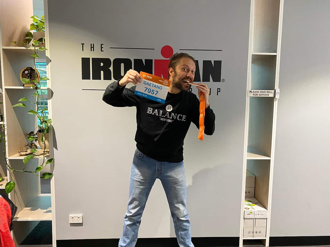 Gaetano ritira il pettorale e la medaglia simbolica regalatagli dagli organizzatori della Half Marathon di Sydney.