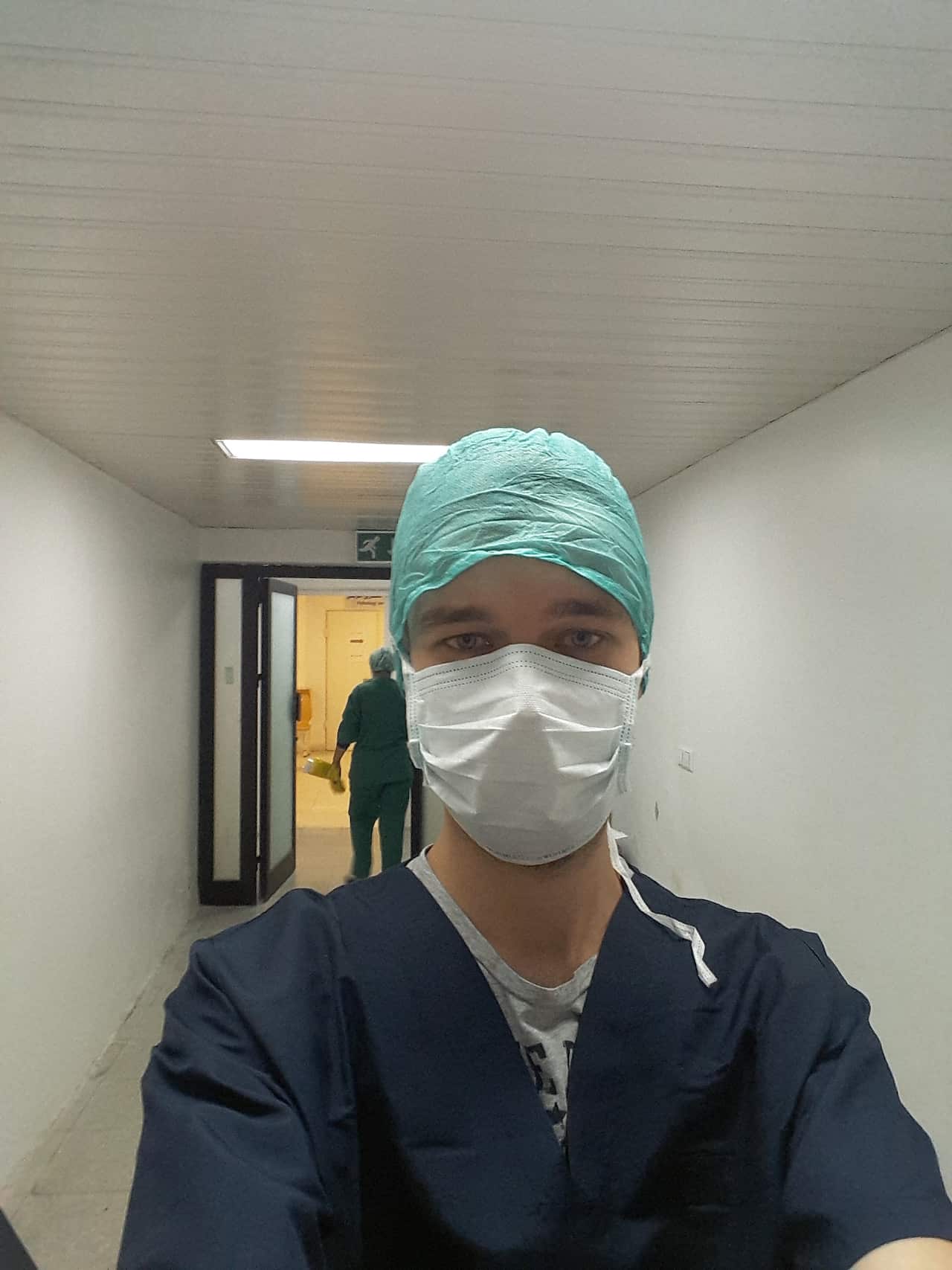 الطبيب إالياس جوزف متدرباً في أحد المستشفيات السورية .jpg