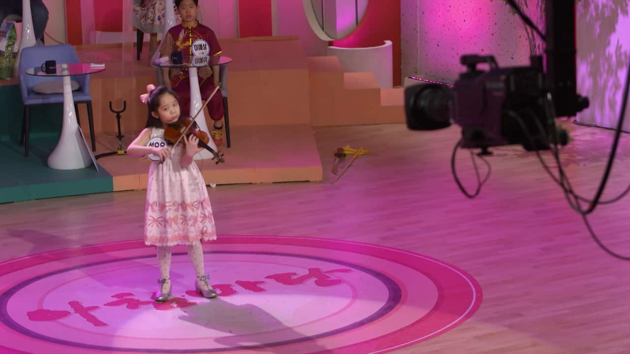 Seol Yoeun performs on South Korean television. 