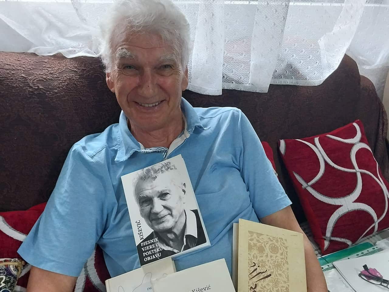 Enes Kišević, pjesnik, u kući svoje sestre Vahide, naselje Bare, Sanski Most, 5. august 2023. godine.jpg
