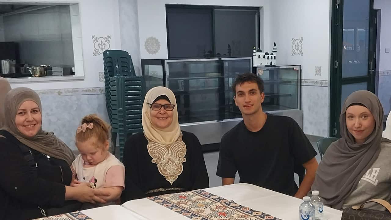 Tri generacije žena porodice Osmić i jedan od gostiju -Deen.jpg