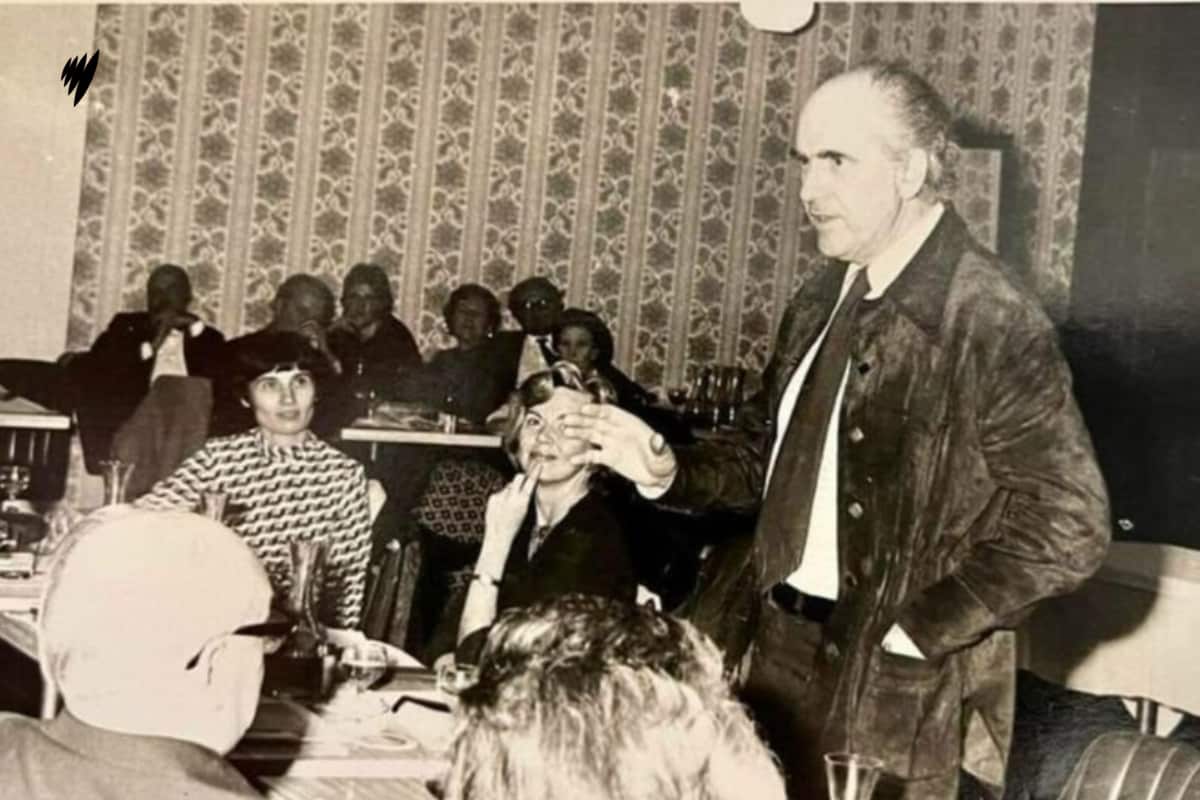 Μια σπάνια φωτογραφία της σημαντικής ποιήτριας και συγγραφέα της Αυστραλίας, Αντιγόνης Κεφαλά (1930-2022), η οποία εικονίζεται αριστερά, από το προσωπικό της αρχείο, από τον Απρίλη του 1974, όταν ο Ανδρέας και η Μαργαρίτα Παπανδρέου επισκέφθηκαν την Αυστραλία. Η Αντιγόνη Κεφαλά αγωνίστηκε συν τοις άλλοις και για τη χειραφέτηση των γυναικών. Η φωτογραφία δόθηκε από την ίδια την Αντιγόνη Κεφαλά στον φωτογράφο Γιάννη Δραμιτινό. 