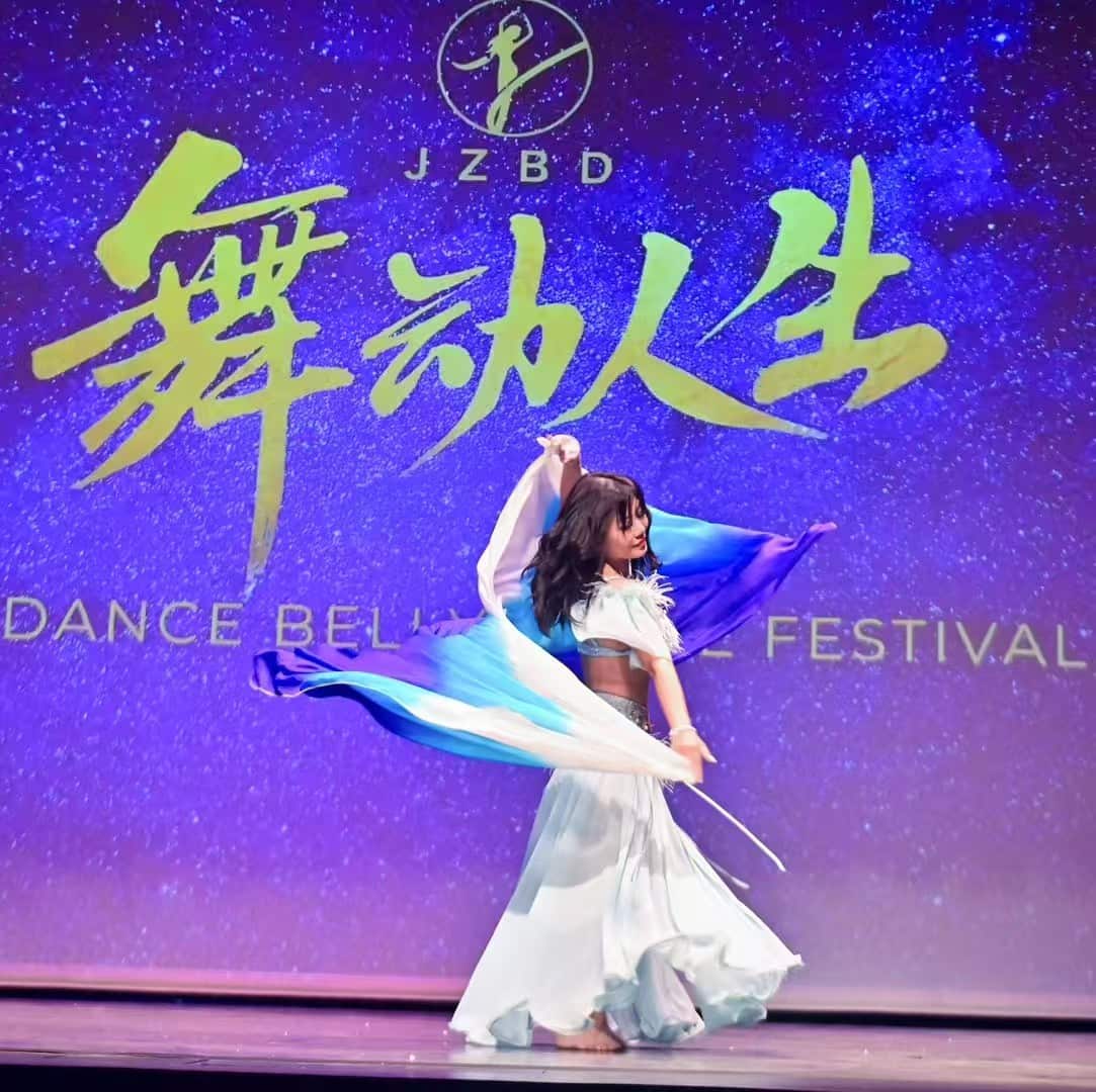 Vivien张在表演.jpg