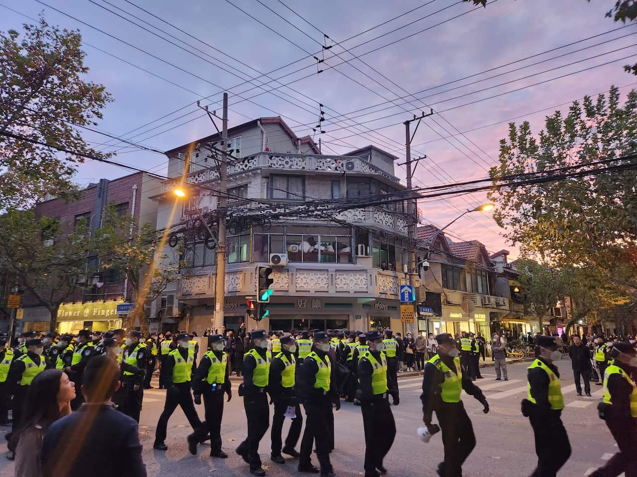 2022年11月27上海乌鲁木齐路 警察.jpg