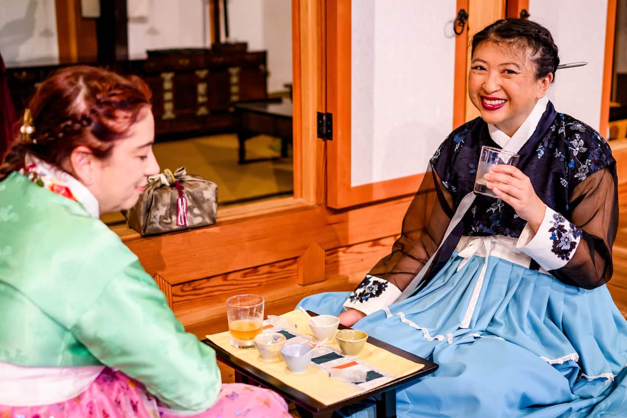 한옥에서 다과 즐기기.jpg