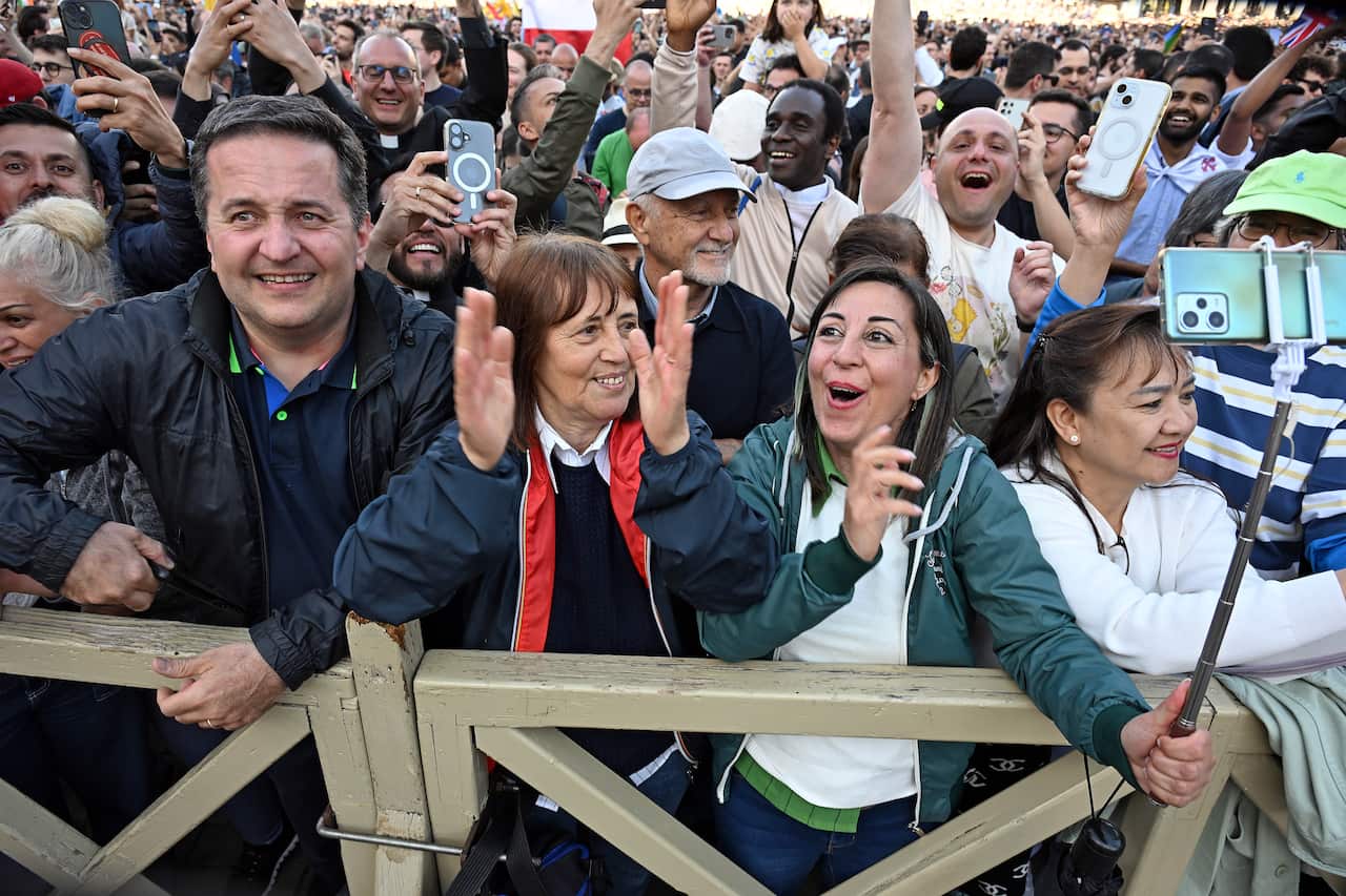 ITALY - NEWLY ELECTED POPE LEO XIV , ROBERT PREVOST APPEARS AT THE CENTRAL LOGGIA BALCONY OF THE ST PETER'S BASILICA FOR THE FIRST TIME , AFTER THE CARDINALS ENDED THE CONCLAVE IN THE VATICAN - 2025/5/8