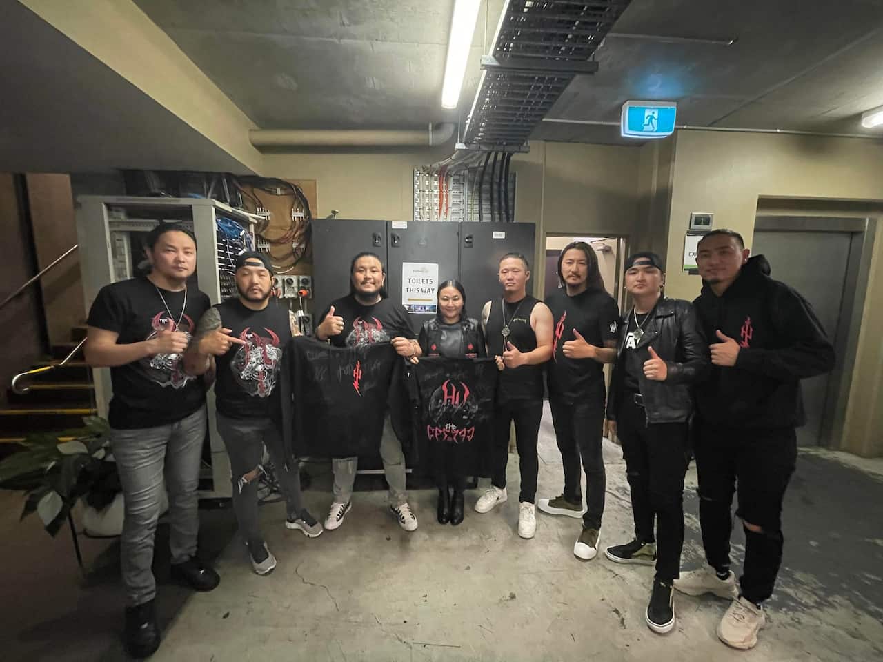 The Hu donated their T-shirts with the members' signatures to Lantuun Dohio Australia. /NPO dedicated to protecting children/ 