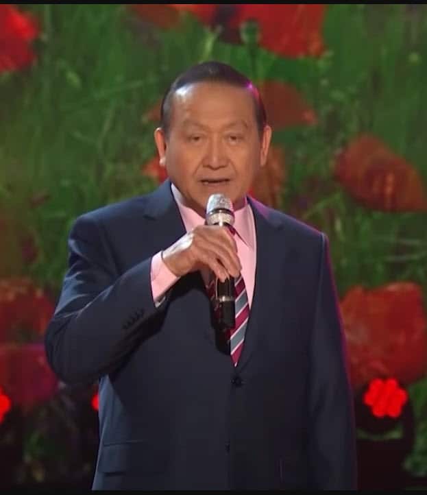 ca sĩ Trung Chỉnh trên săn khấu Paris By Night.jpg