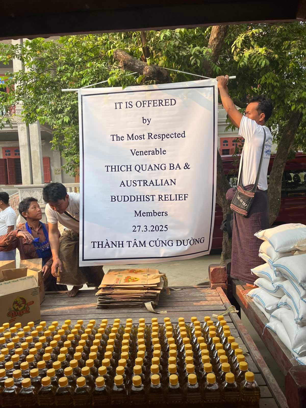 bảng cứu trợ.JPG