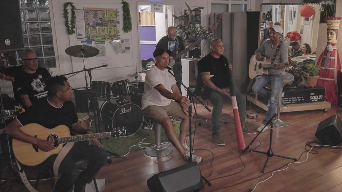 Les Huddleston Lipwurrunga ho artista Timor-oan iha Melbourne