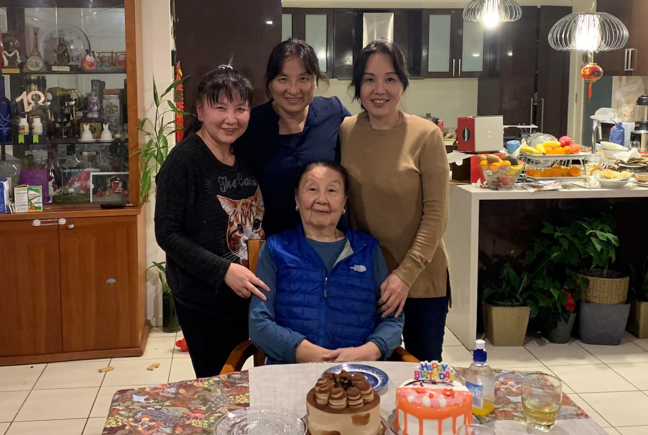 Lin with her three children 2.jpg