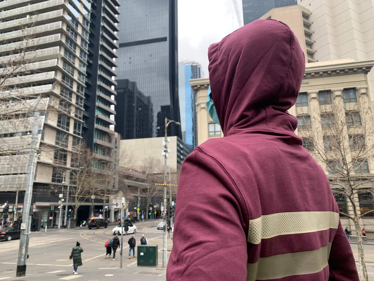 一名身穿連帽套頭衫的男子在墨爾本商務區。