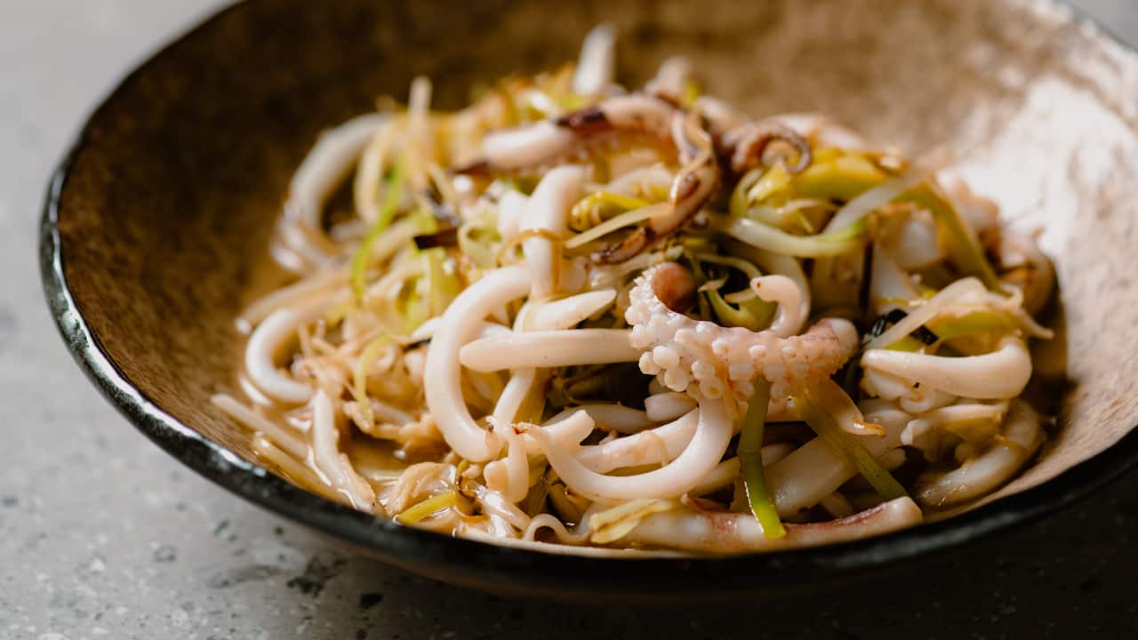 Stir-fried squid with ginger and red vinegar