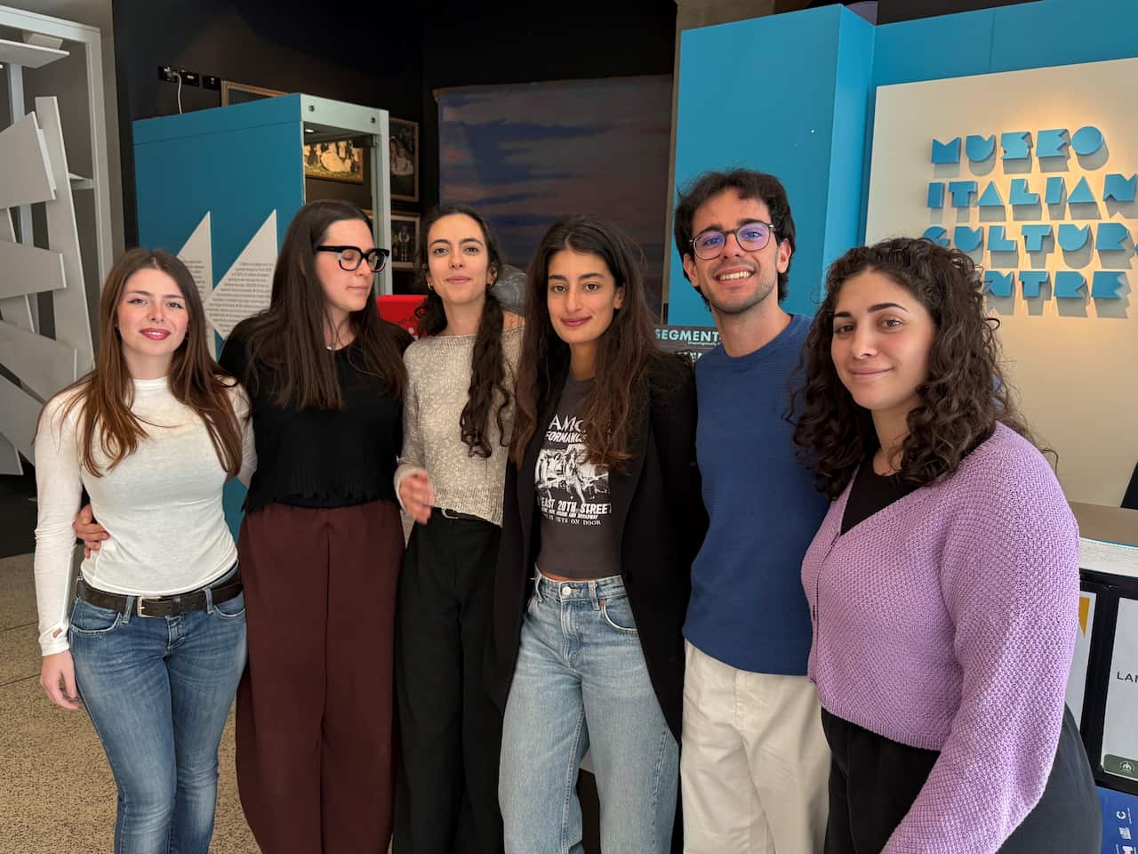 Gli assistenti nella sede del Coasit di Carlton.