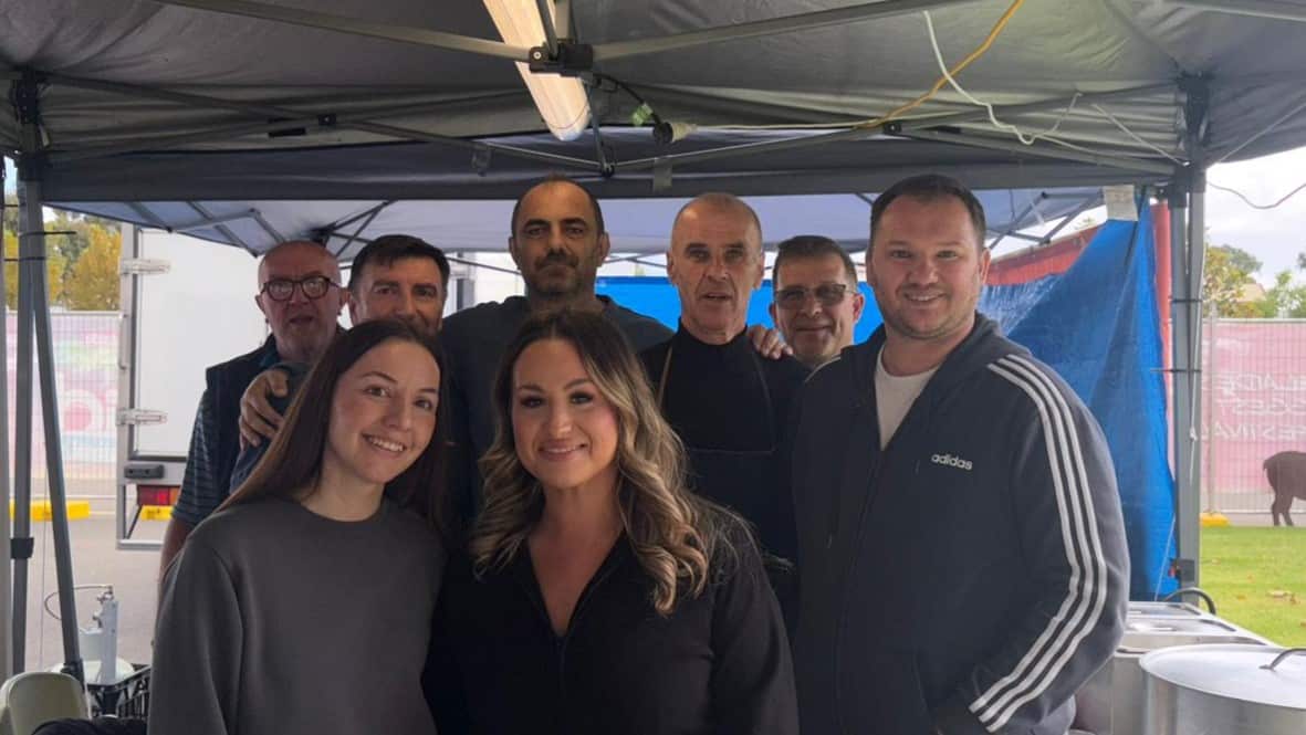 Volonteri IZ džemata Adelaide.jpg