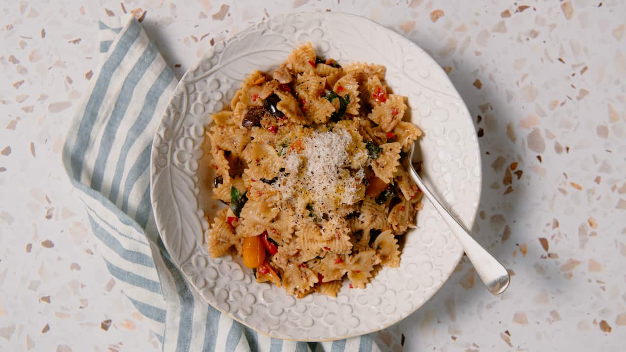 Farfalle pasta with chilli tuna and tomatoes