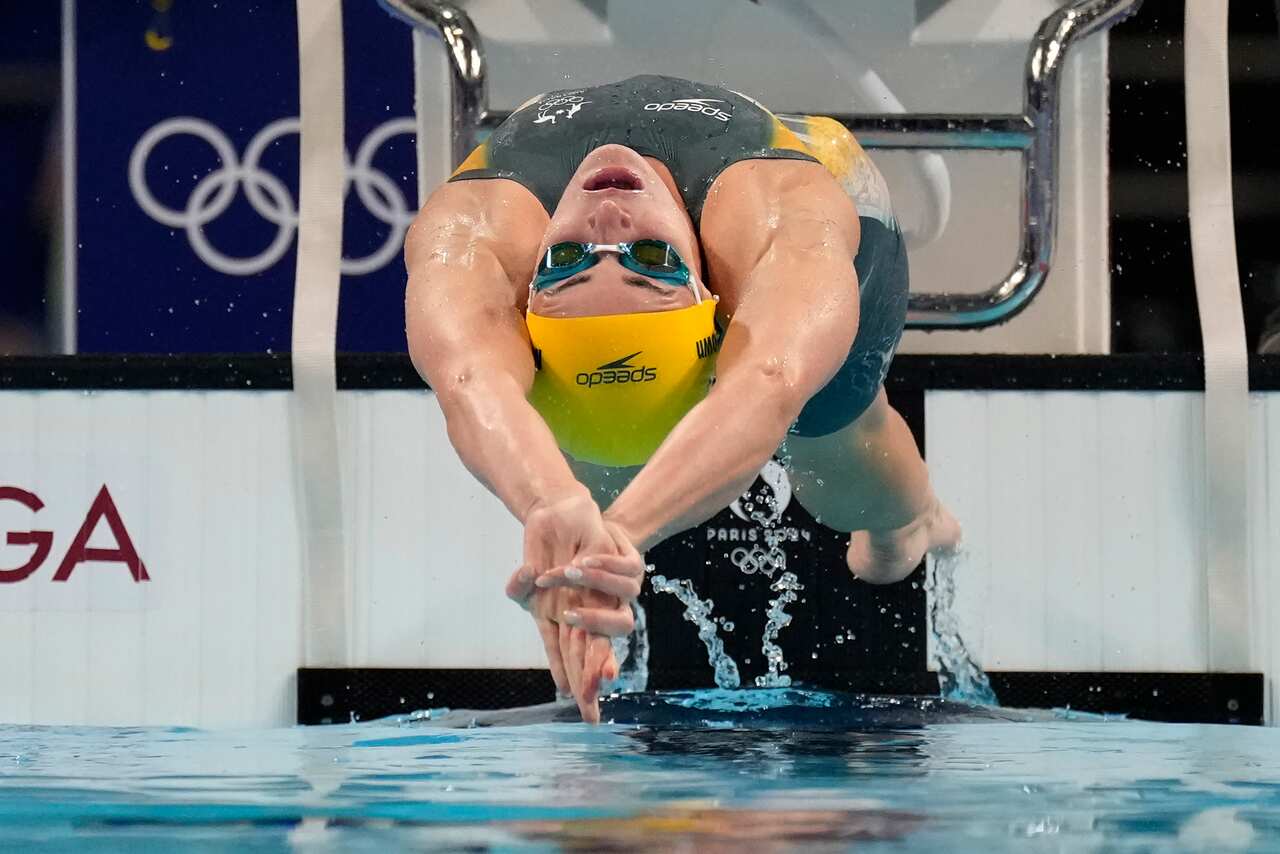 Kaylee McKeown diving into a swimming pool. 