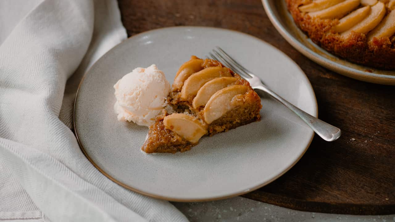 Upside-down apple cake