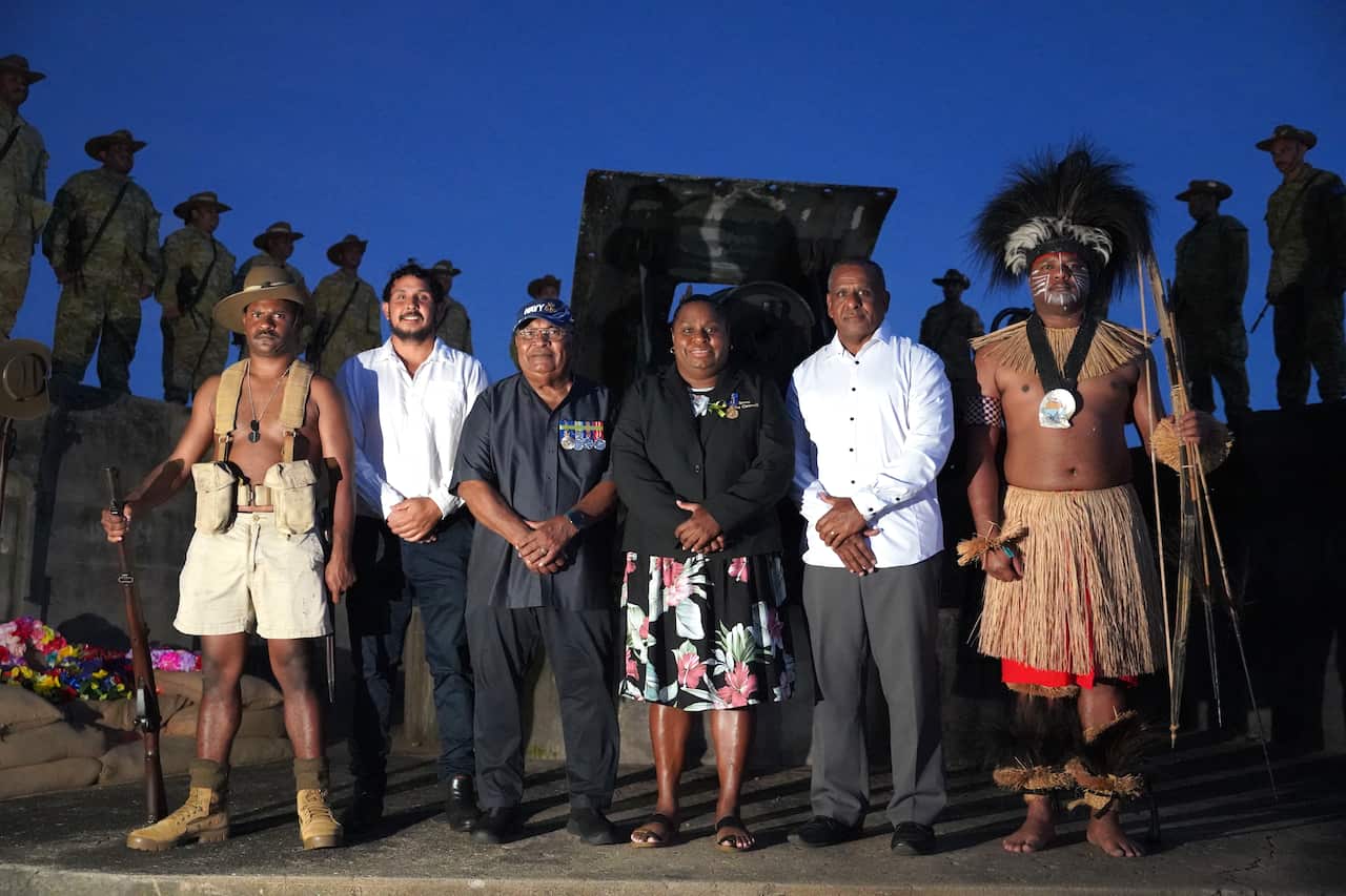 Un grupo de personas en la isla del Estrecho de Torres posan en una ceremonia de adoración al amanecer.