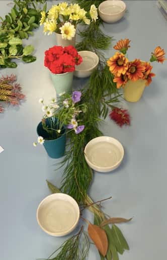 花藝藝術治療工作坊花絮：綠葉桌旗(Foliage Garland)、花器、鮮花。