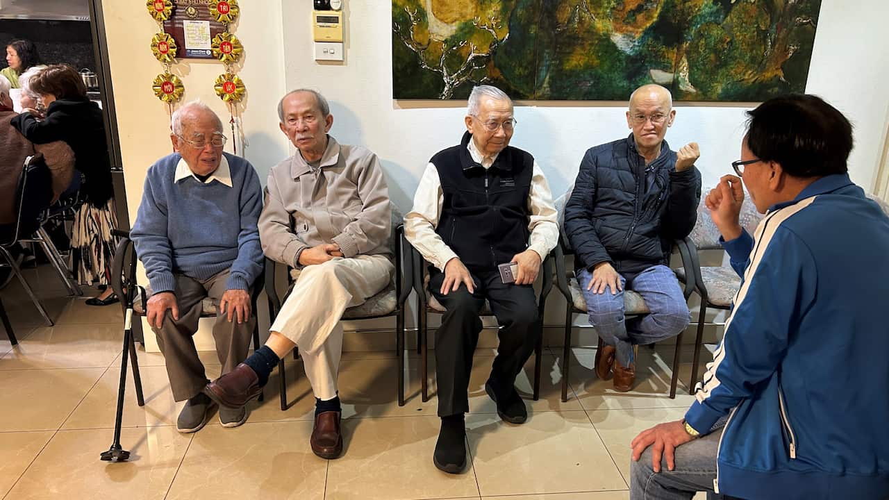 Ông Nguyễn Đình Bình ngồi bên trái.jpg