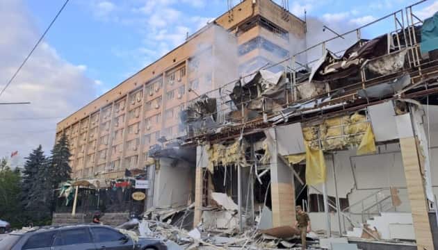 In Kramatorsk, apartment buildings damaged by a missile attack are being inspected, and places for resettlement and evacuation have been provided for residents.jpg
