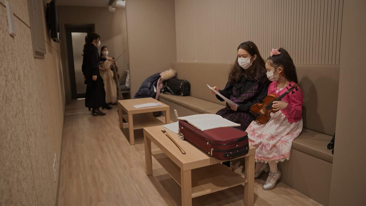 Seol Yoeun with her mother Kim Sujin.