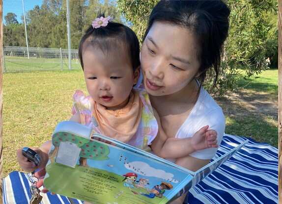 Lisa Chan 不願女兒年紀幼小，就要用電子機器聽中文兒歌。