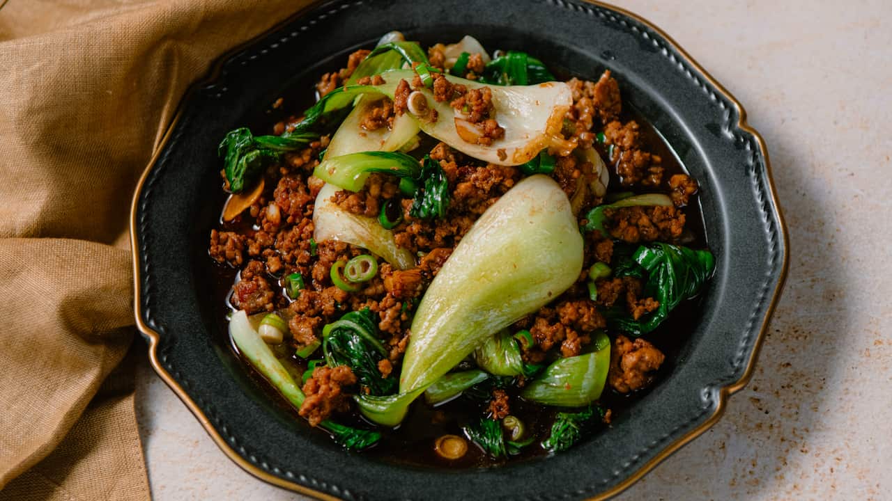 Stir-fried mince & pak choy