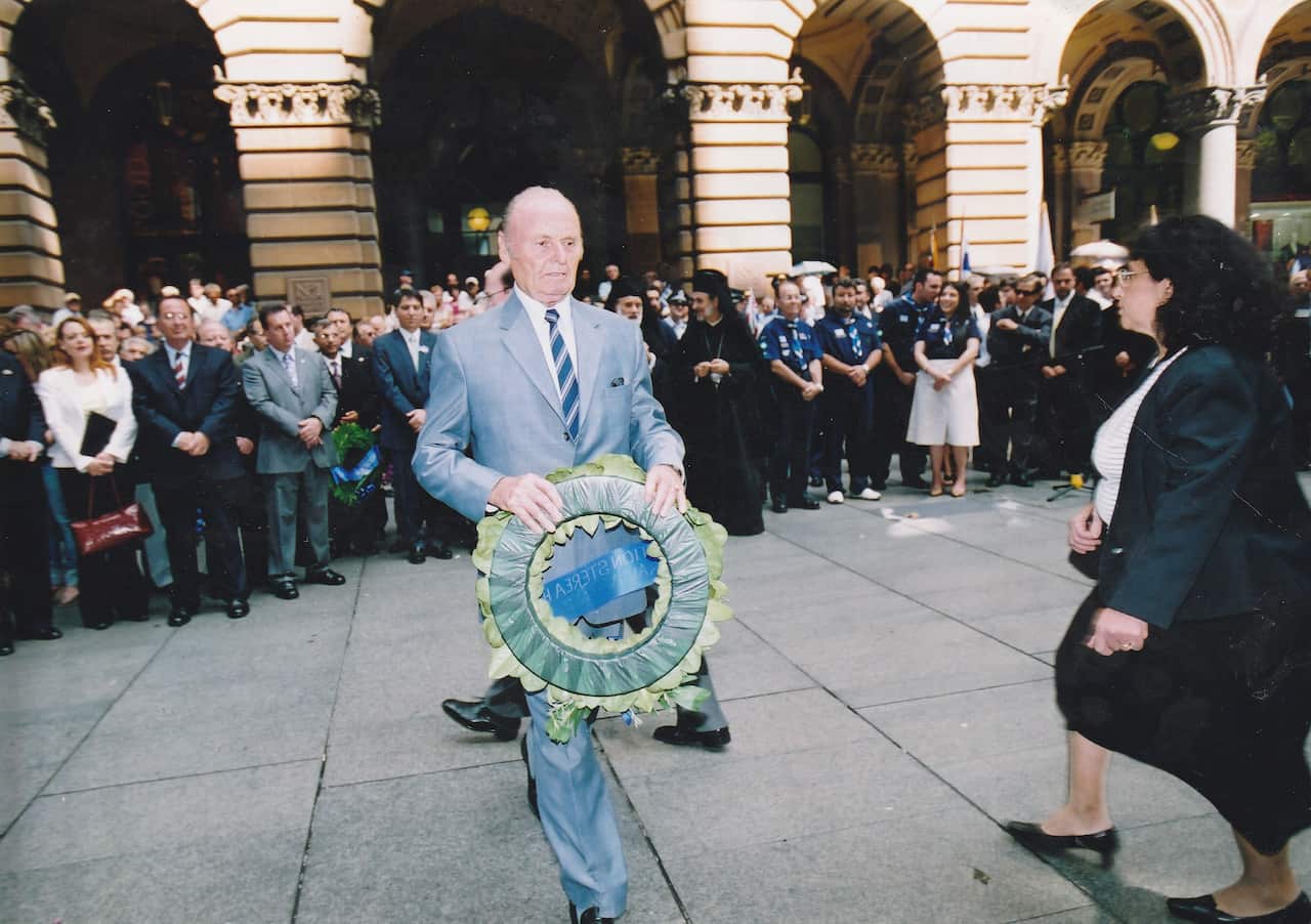 Αντωνίου Γιώργος Martin Place στεφάνι.jpg