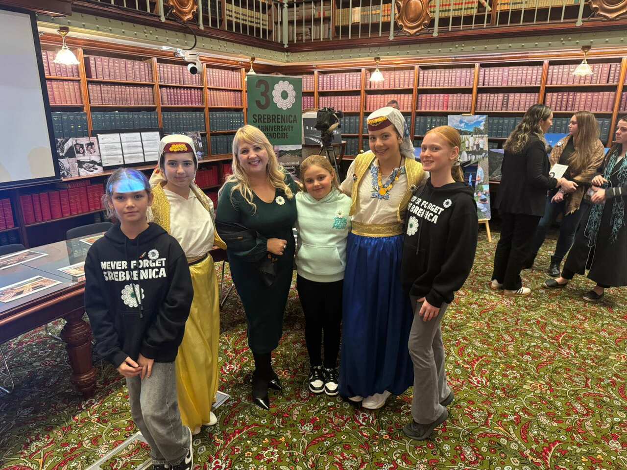 Maida Vugdalić sa učenicima BEŠ iz Sydneya.jpg