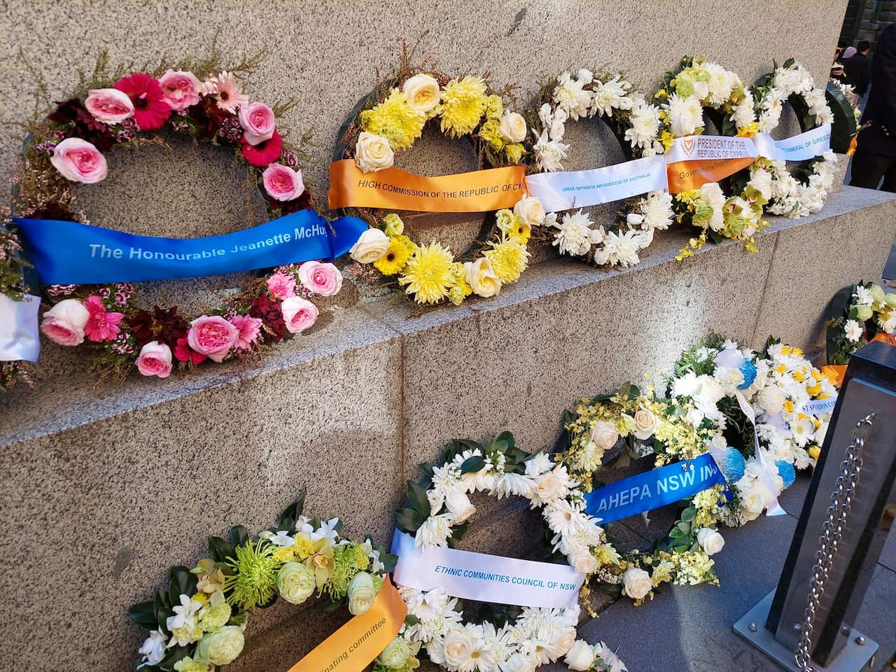 ΣΕΚΑ ΝΝΟ Κυριακή 28--7-2024 Martin Place στεφάνια.jpg