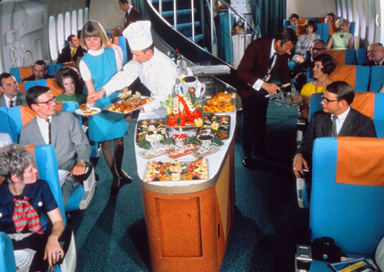 2018070415461440239_1530686773쉐프가 항공기 통로에서 직접 기내식을 담아 서빙하는 모습. 스웨덴, 덴마크, 노르웨이 3국이 합작해 설립한 스칸디나비아항공(SAS)의 1970년대 기내식 제공 모습. 
