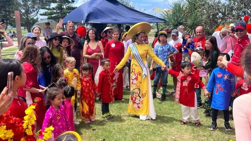 Trình diễn áo dài nhân dịp Tết .JPG