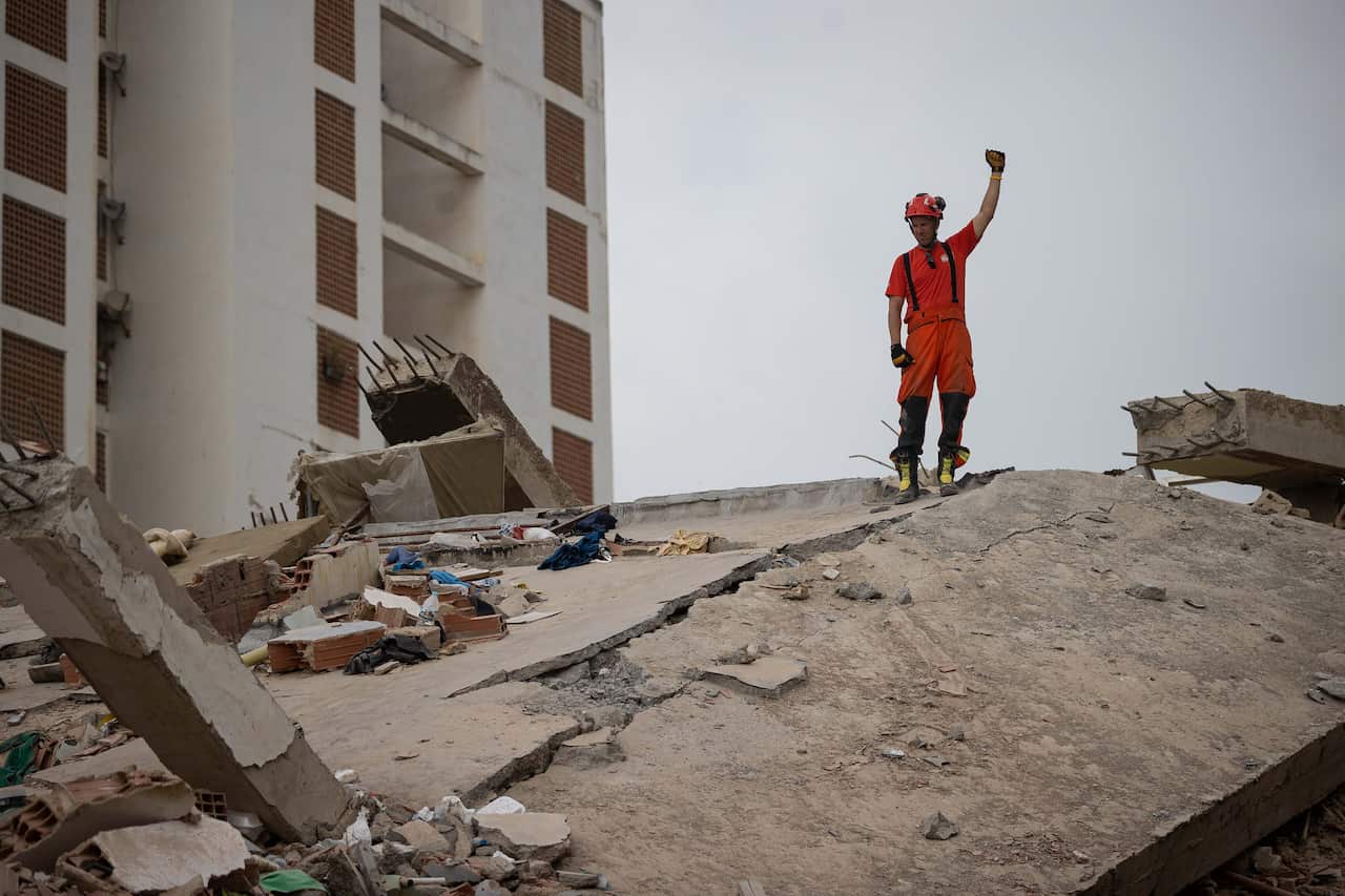 Search for missing persons in La Guaira after two earthquakes struck Venezuela
