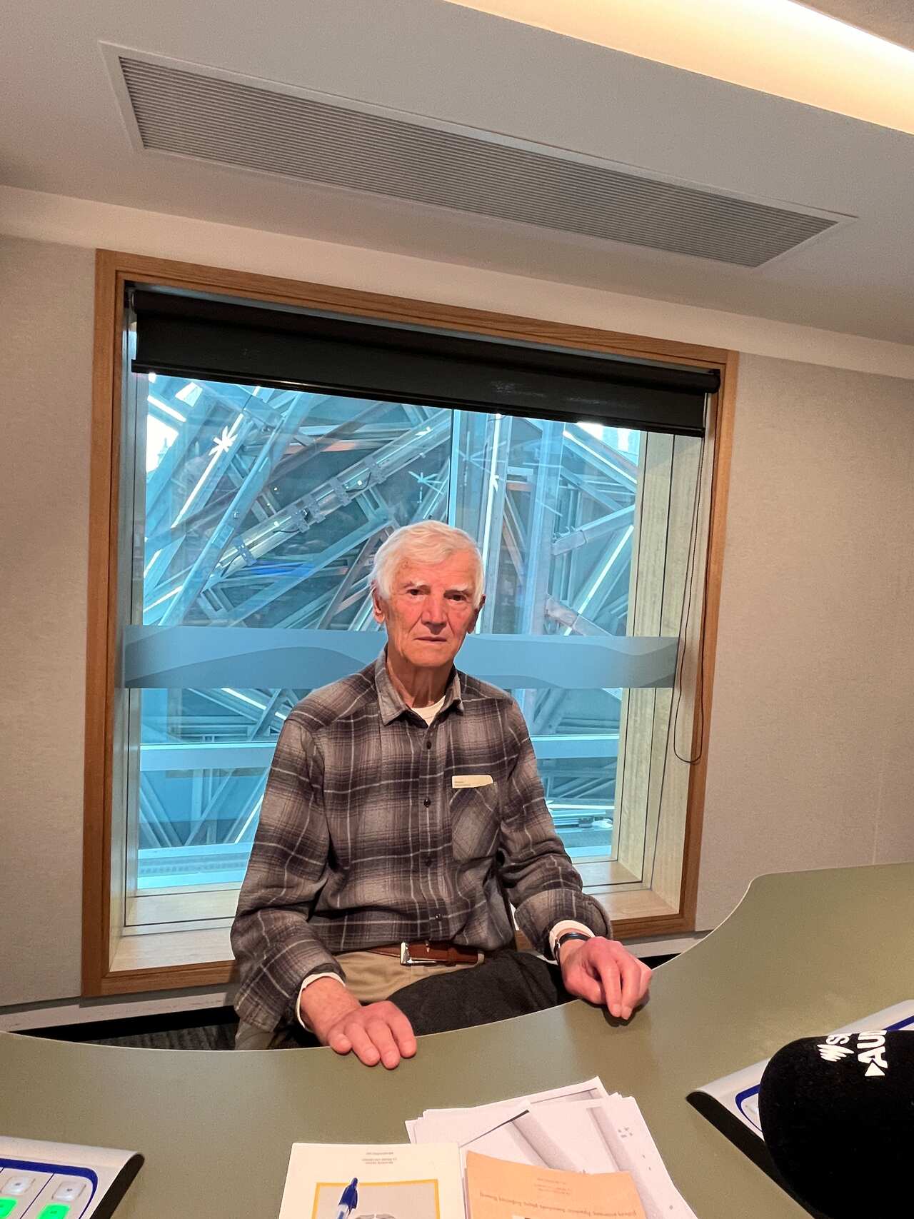 Ο Θανάσης Παπαστεργίου στα στούντιο του SBS στην Μελβούρνη 