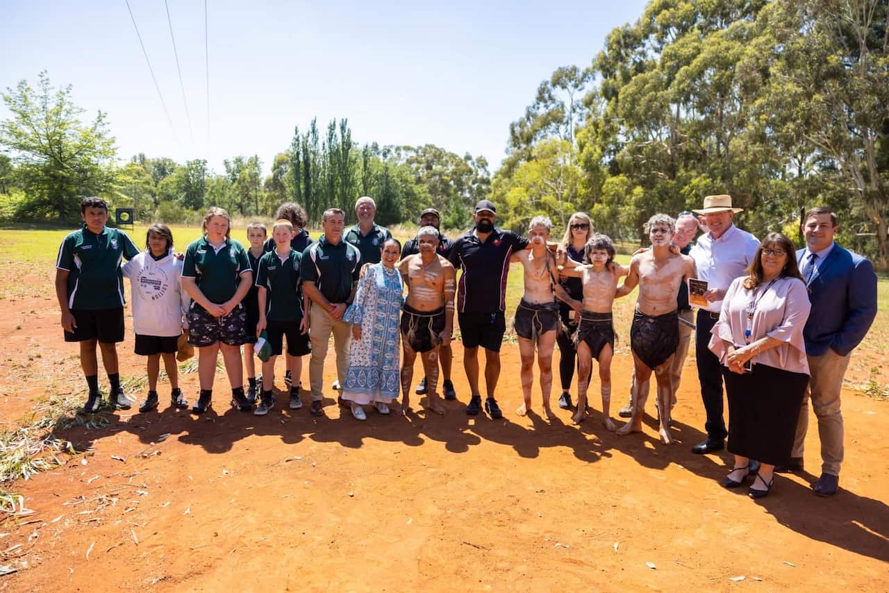 Minister Linda Burney with students and teachers at the Ngurang-gu Yalbilinya on country school in Orange, NSW.jpg