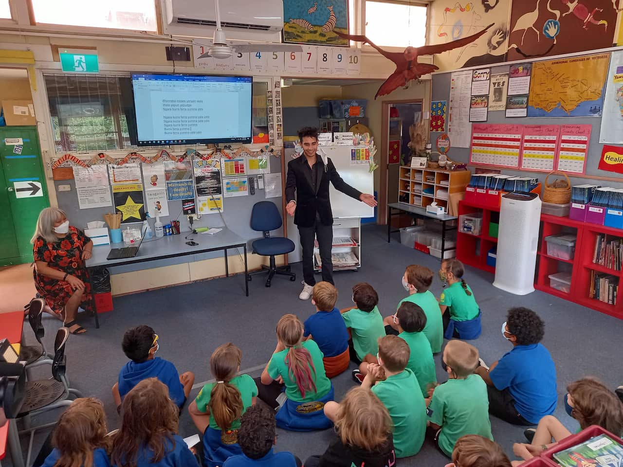 Isaiah Firebrace singing with Grade 3 class at Thornbury Primary School
