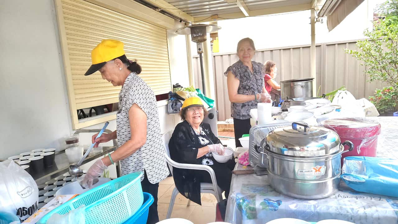 Bà Phấn và bà Cúc trong bếp