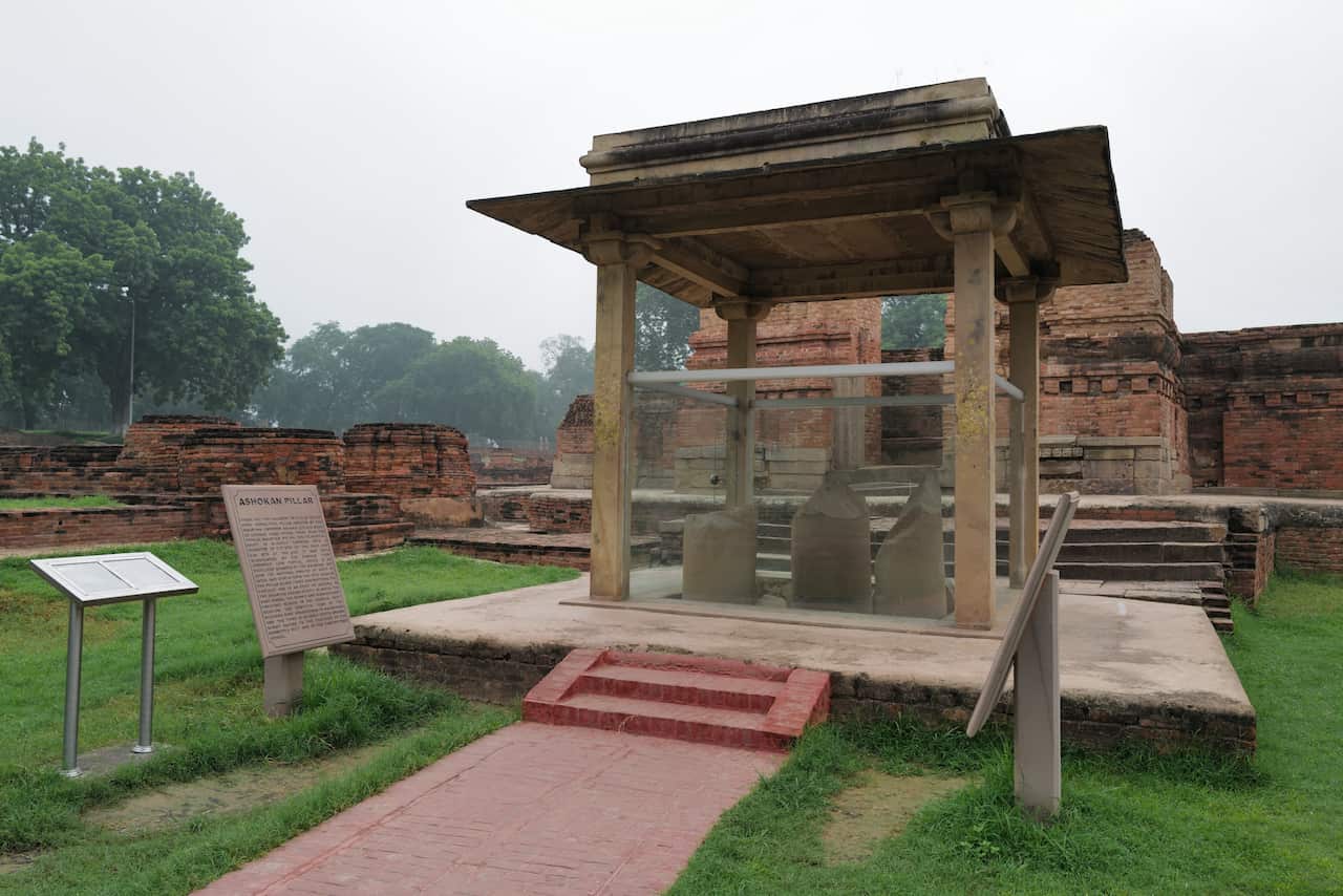 Di tích trụ đá của vua A Dục trong khuôn viên vườn Lộc Uyển.