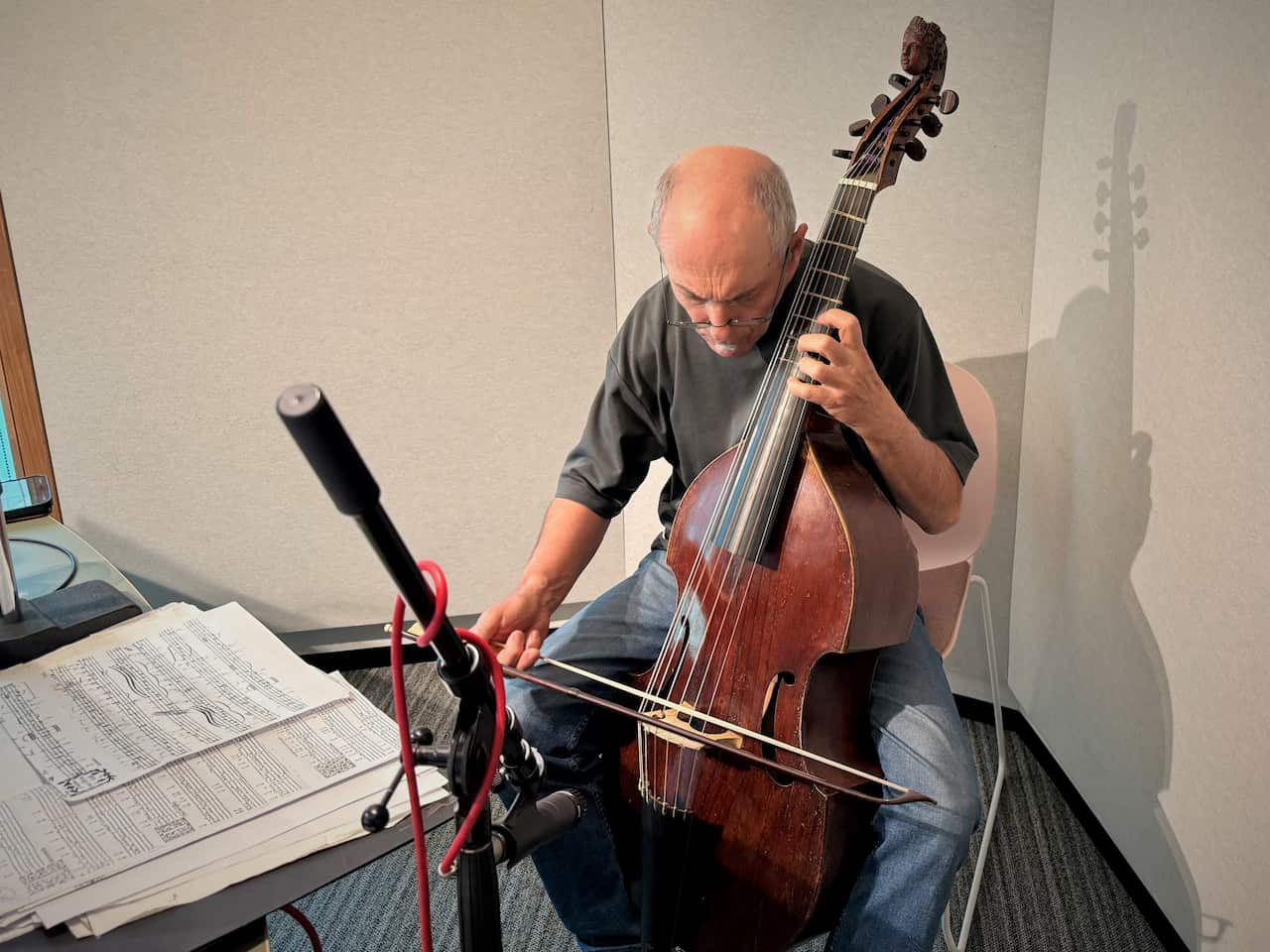 Il violista da gamba Paolo Pandolfo negli studi di SBS Italian.